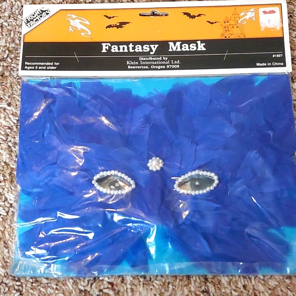 Feathered Mardi Gras mask  - NWT - Picture 1 of 2